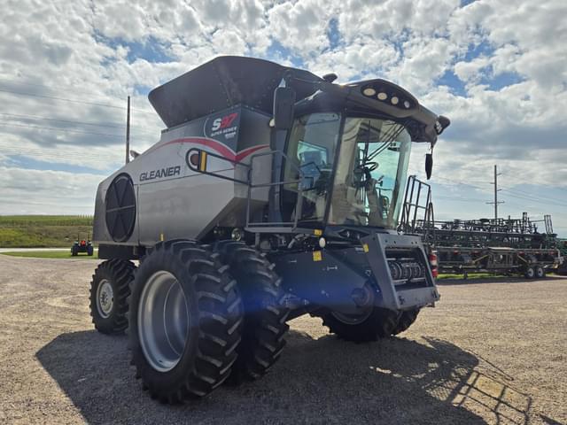 Image of Gleaner S97 equipment image 2