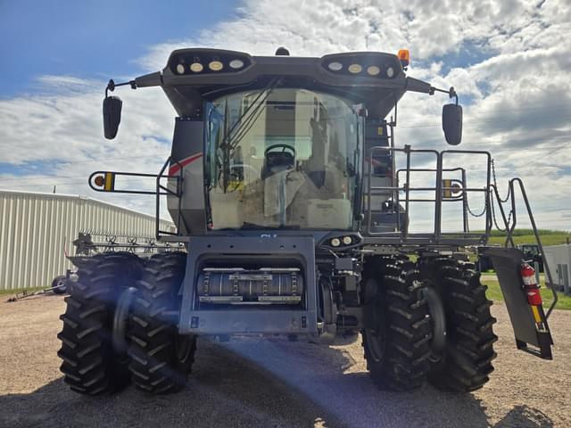 Image of Gleaner S97 equipment image 4