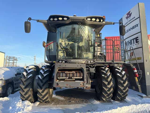 Image of Gleaner S97 equipment image 1