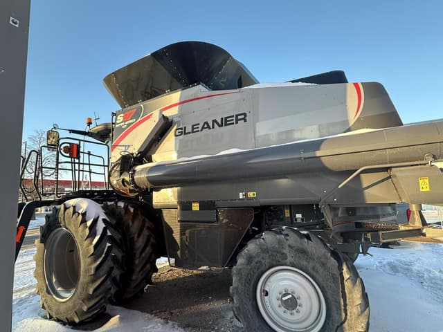 Image of Gleaner S97 equipment image 4