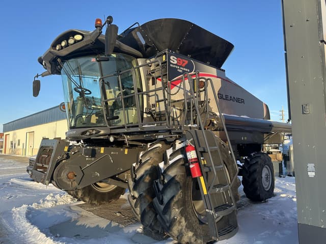 Image of Gleaner S97 equipment image 3
