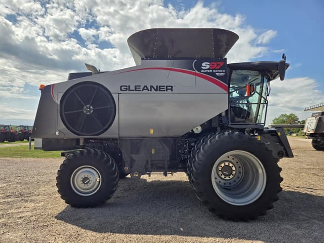 Image of Gleaner S97 equipment image 3