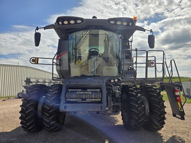 Image of Gleaner S97 equipment image 1