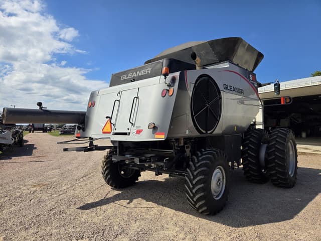 Image of Gleaner S97 equipment image 4