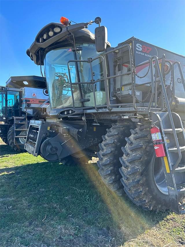 Image of Gleaner S97 equipment image 1