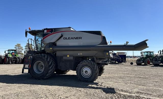 Image of Gleaner S97 equipment image 4