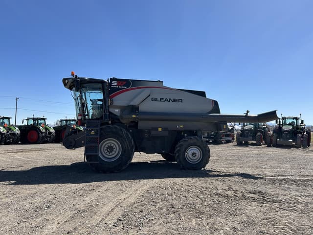 Image of Gleaner S97 equipment image 2