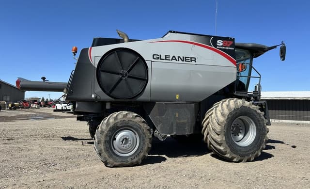 Image of Gleaner S97 equipment image 4