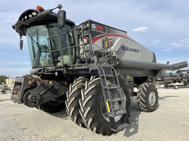 Image of Gleaner S98 equipment image 3