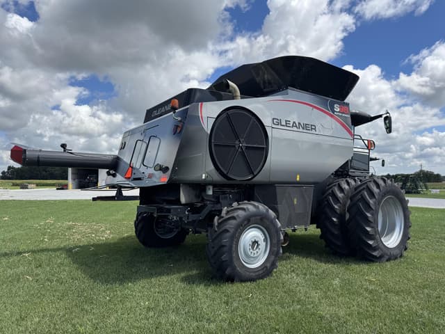 Image of Gleaner S98 equipment image 1