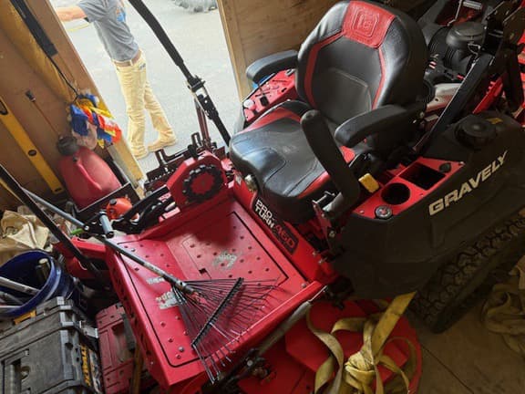 Image of Gravely Pro-Turn 460 equipment image 1