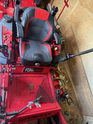 Image of Gravely Pro-Turn 460 equipment image 2