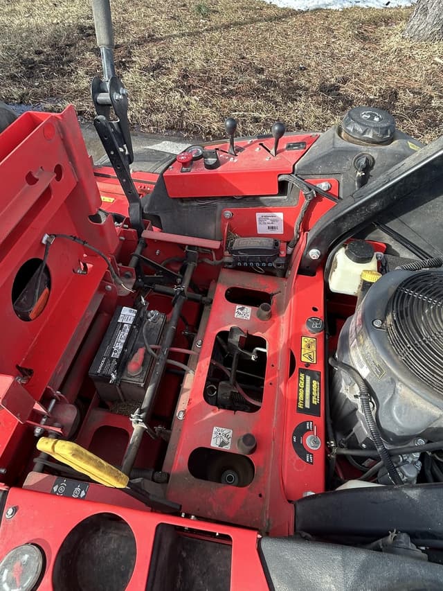 Image of Gravely  Pro Turn 272 equipment image 2