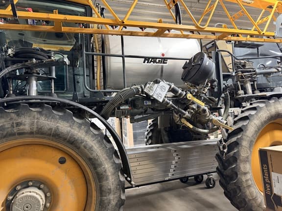 Image of Hagie STS12 equipment image 2