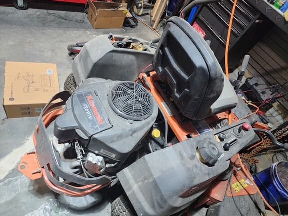 Image of Husqvarna Z254F equipment image 4