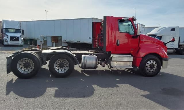 Image of International LT equipment image 3