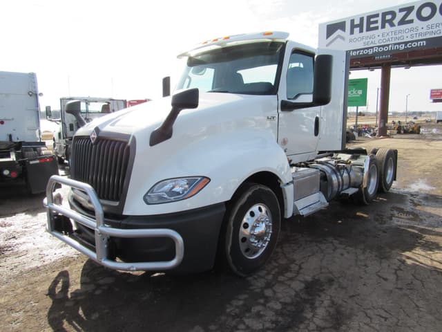 Image of International LT625 equipment image 1