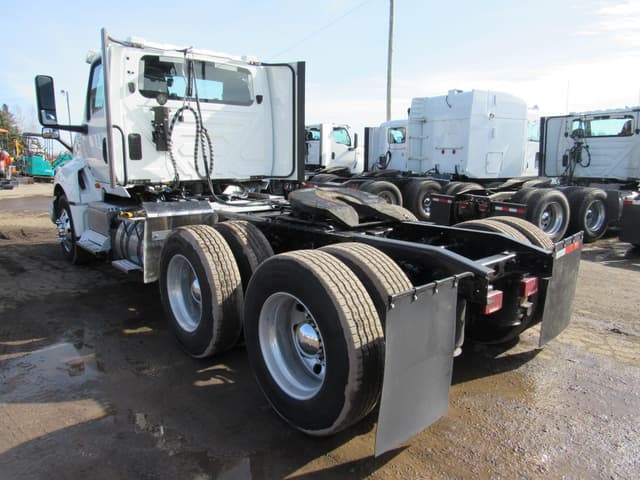 Image of International LT625 equipment image 2