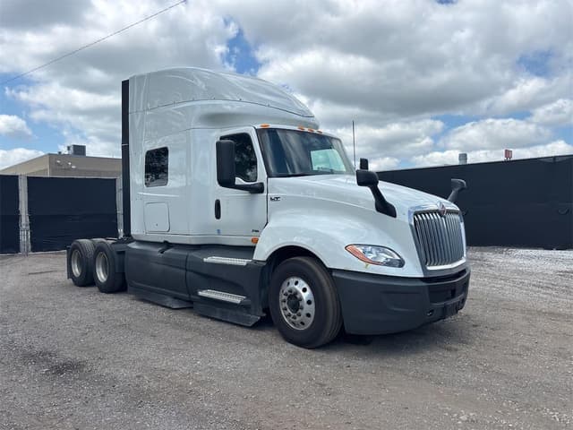 Image of International LT625 equipment image 2