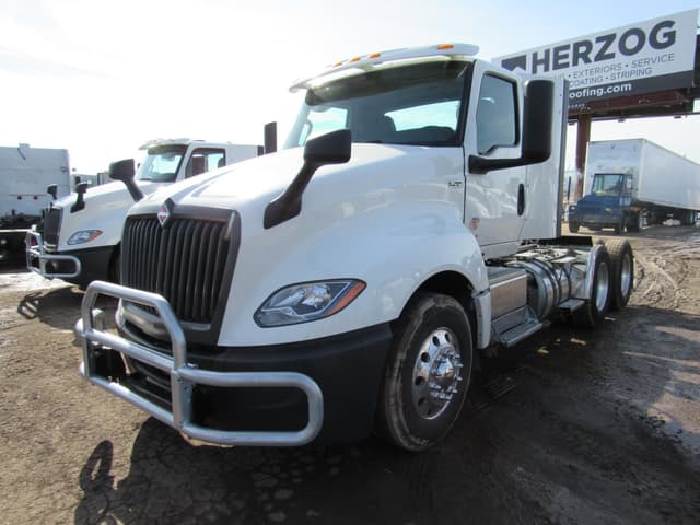 Image of International LT625 equipment image 1