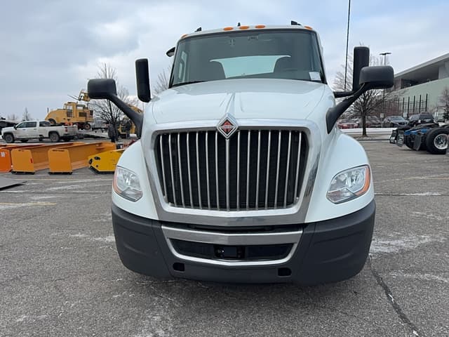 Image of International LT625 equipment image 1