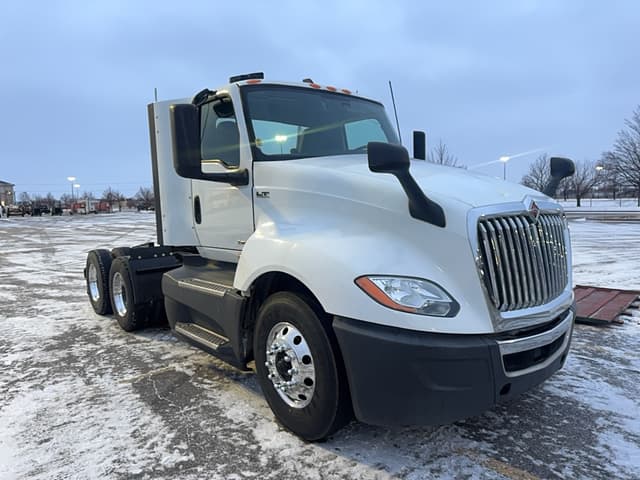 Image of International LT625 equipment image 2