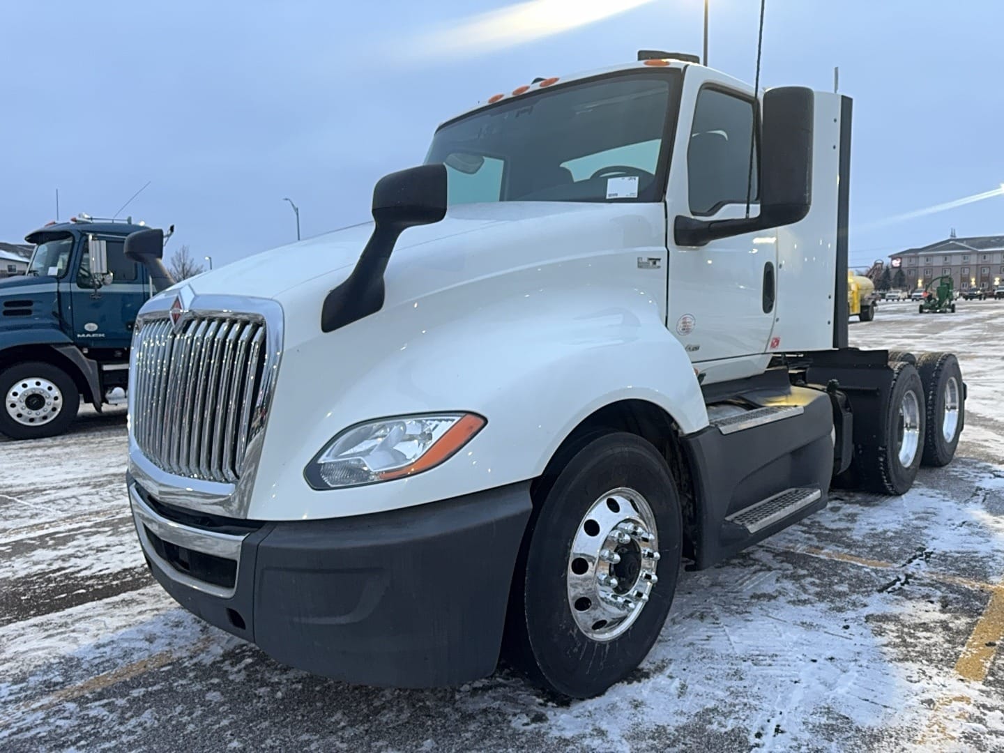 2021 International LT625 Equipment Image0