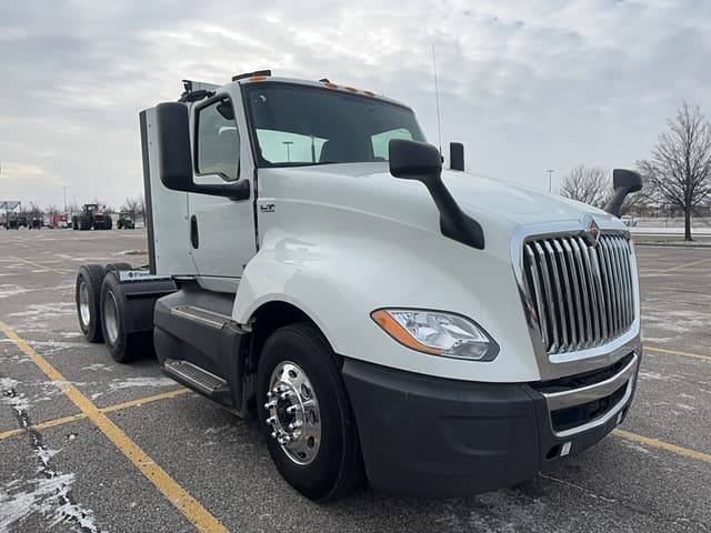 Image of International LT625 equipment image 2