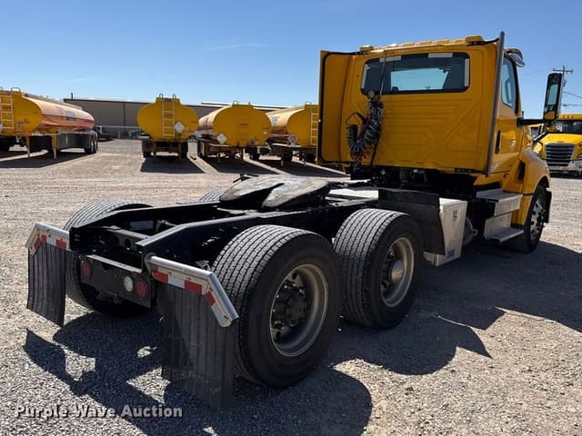 Image of International LT625 equipment image 4