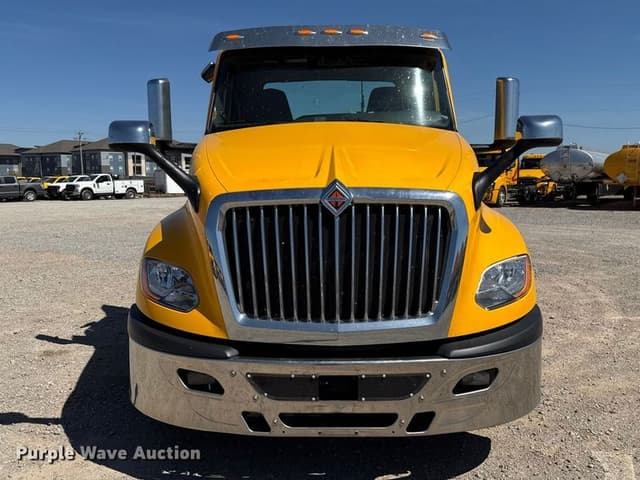 Image of International LT625 equipment image 1