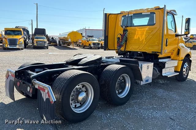 Image of International LT625 equipment image 4