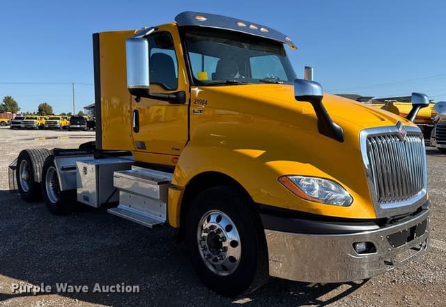 Image of International LT625 equipment image 2