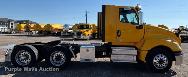 Image of International LT625 equipment image 3