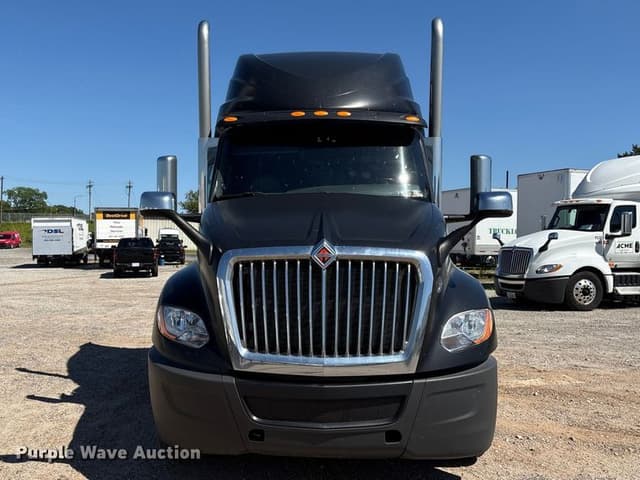 Image of International LT625 equipment image 1