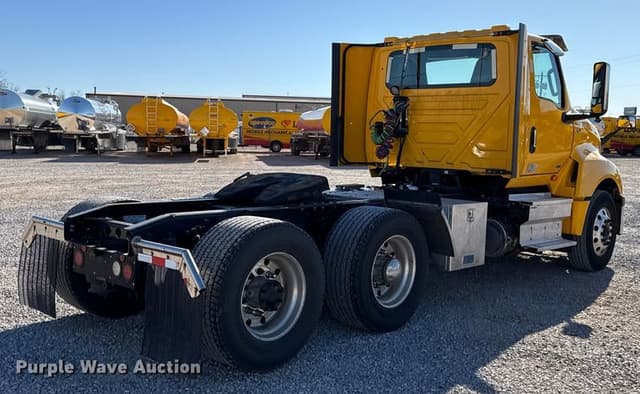 Image of International LT625 equipment image 4