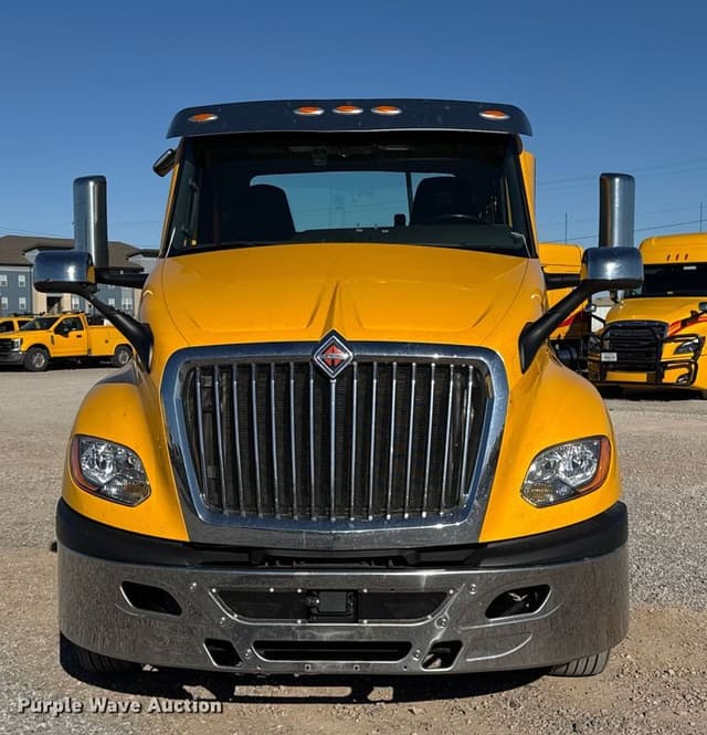 Image of International LT625 equipment image 1