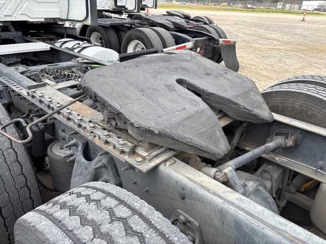 Image of International LT625 equipment image 4