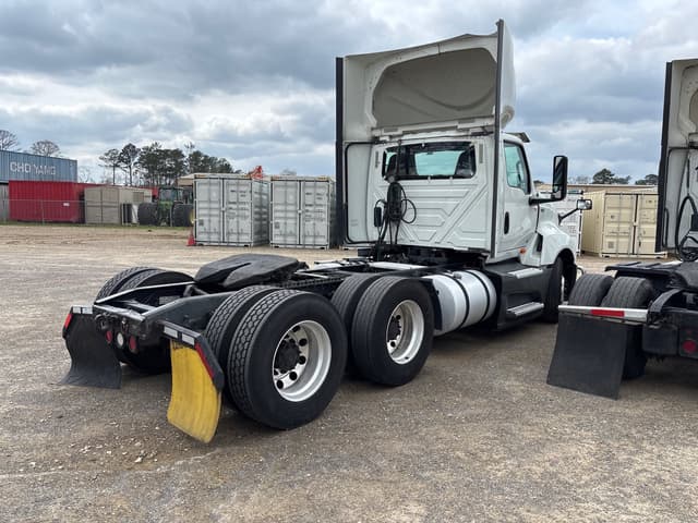 Image of International LT625 equipment image 2