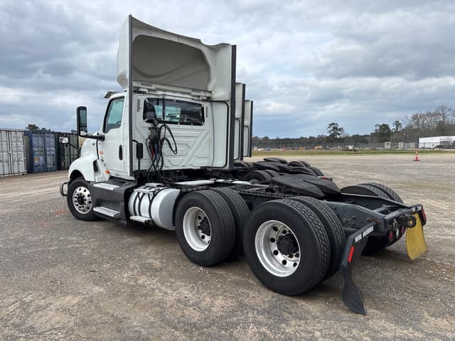 Image of International LT625 equipment image 3