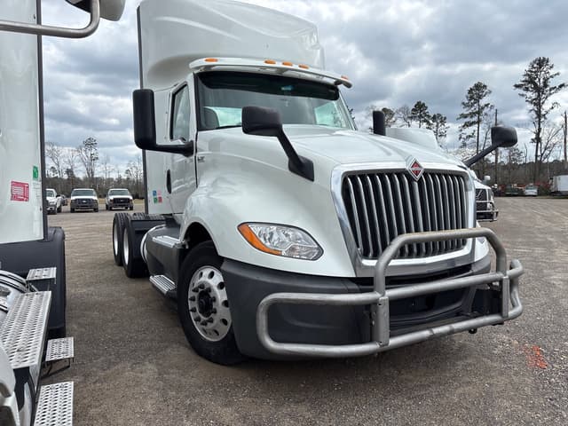 Image of International LT625 equipment image 1