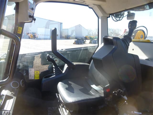 Image of JCB 3TS-8T equipment image 4