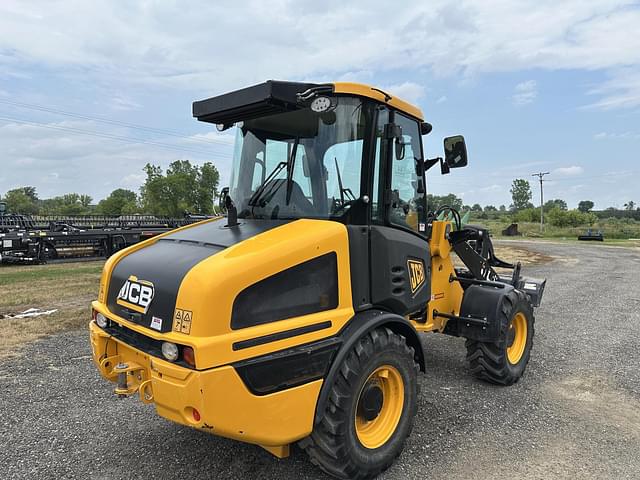 Image of JCB 407 Agri equipment image 4