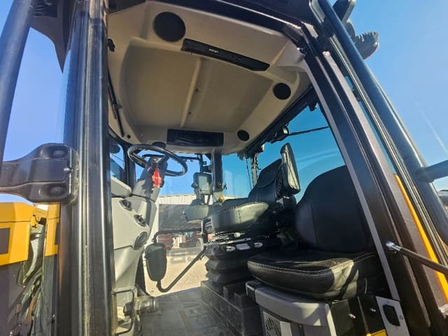 Image of JCB Fastrac 4220 equipment image 3