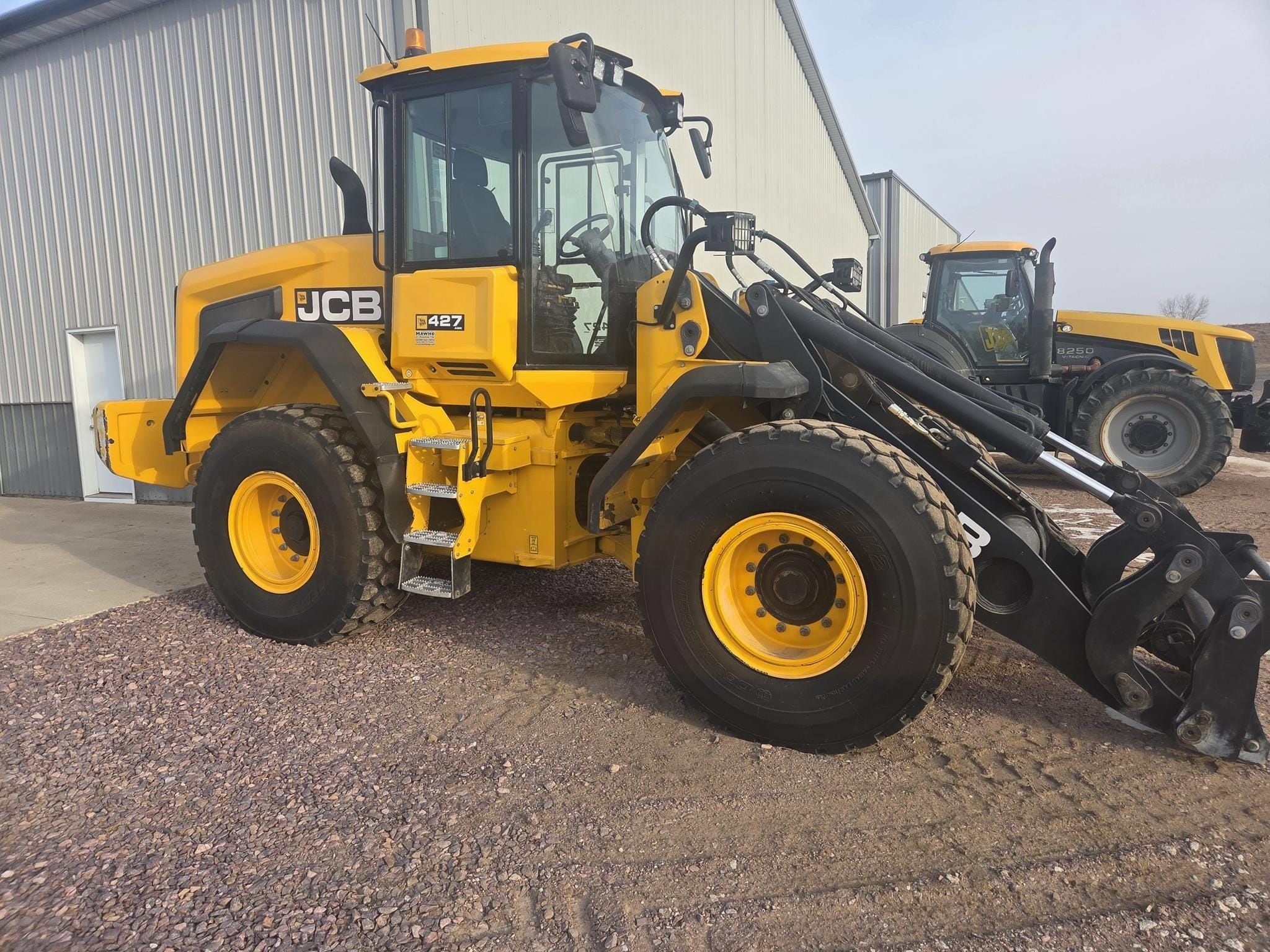 2021 JCB 427 Agri Equipment Image0