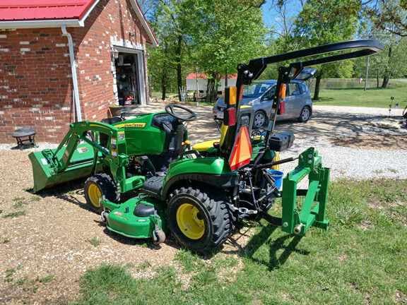 Image of John Deere 1023E equipment image 2