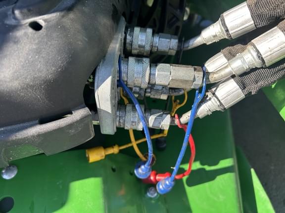 Image of John Deere 1023E equipment image 4