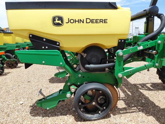 Image of John Deere 1705 equipment image 4
