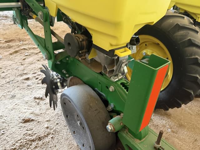 Image of John Deere 1725 equipment image 4