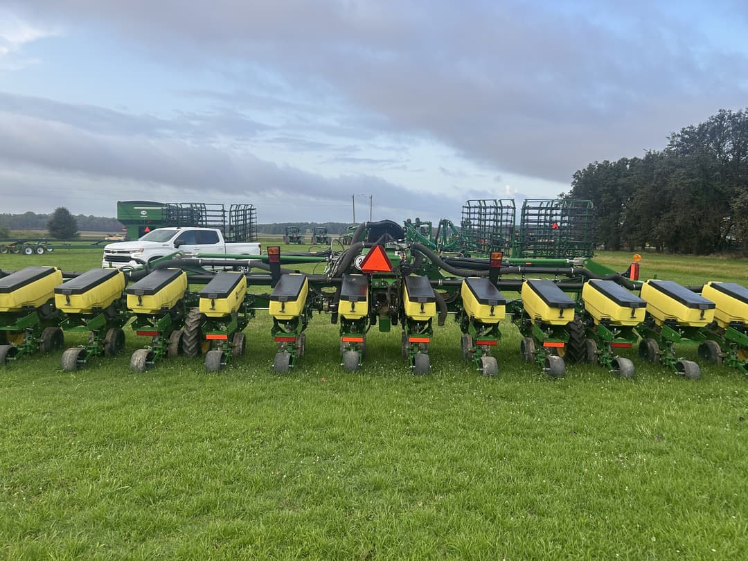 Image of John Deere 1725 Image 1