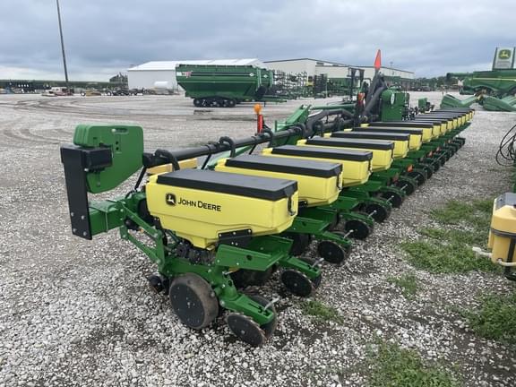 Image of John Deere 1725 equipment image 2